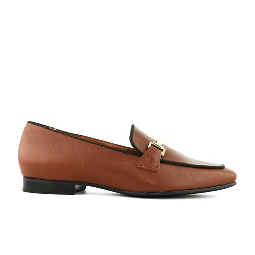 Mocassim de couro feminino em camurça marrom com enfeite em banho ouro