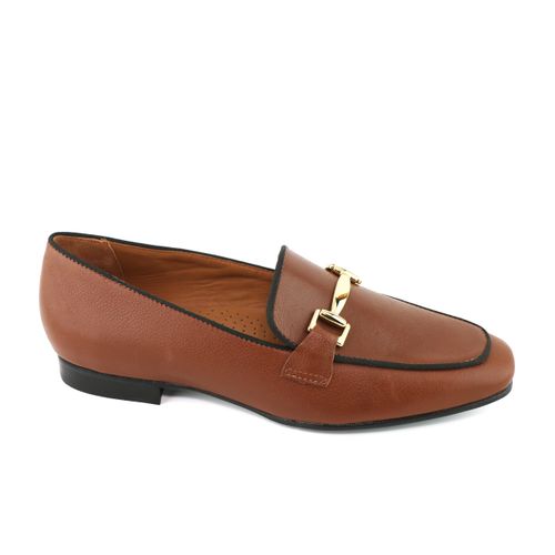 Mocassim de couro feminino em camurça marrom com enfeite em banho ouro