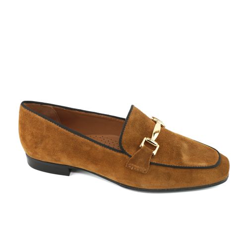 Mocassim de couro feminino em camurça capuccino com enfeite em banho ouro
