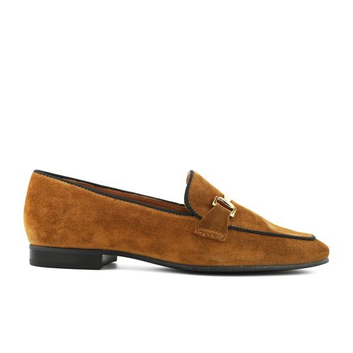 Mocassim de couro feminino em camurça capuccino com enfeite em banho ouro
