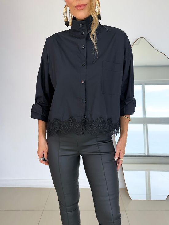 Camisa Gola Alta Renda Preto