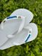 Havaianas Top Branca + Escrita Azul + Borboleta Azul 