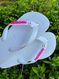 Havaianas Top Branco + Escrita Rosa + Flor Branca Pedra Rosa