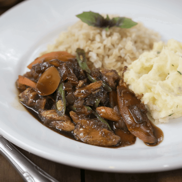 Foto do produto  Iscas de Frango com Legumes, Purê de Aipim e Arroz Integral (300g)