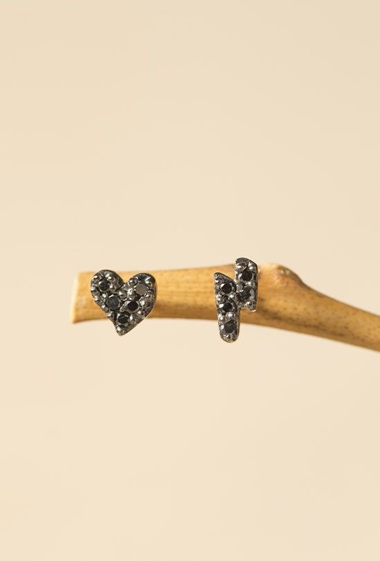 Foto do produto brinco coração unilateral diamante negro