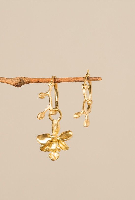 Foto do produto brinco argola orquídea com pendente orquídea flor unilateral