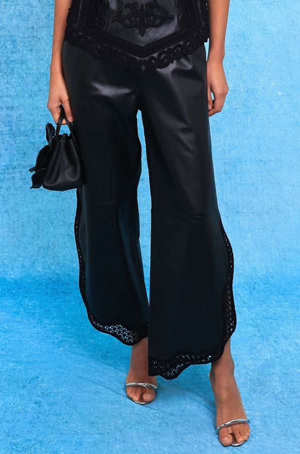 Foto do produto CALÇA ANA BORDADA COURO