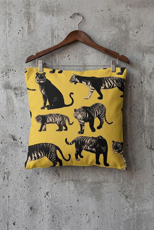 Foto do produto CAPA DE ALMOFADA TIGRES FUNDO AMARELO