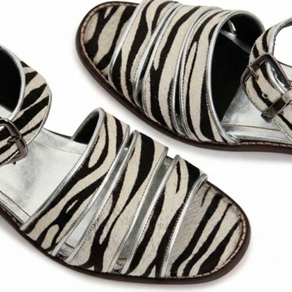 Foto do produto FLAT CARMEM PÊLO ZEBRA COM PRATA