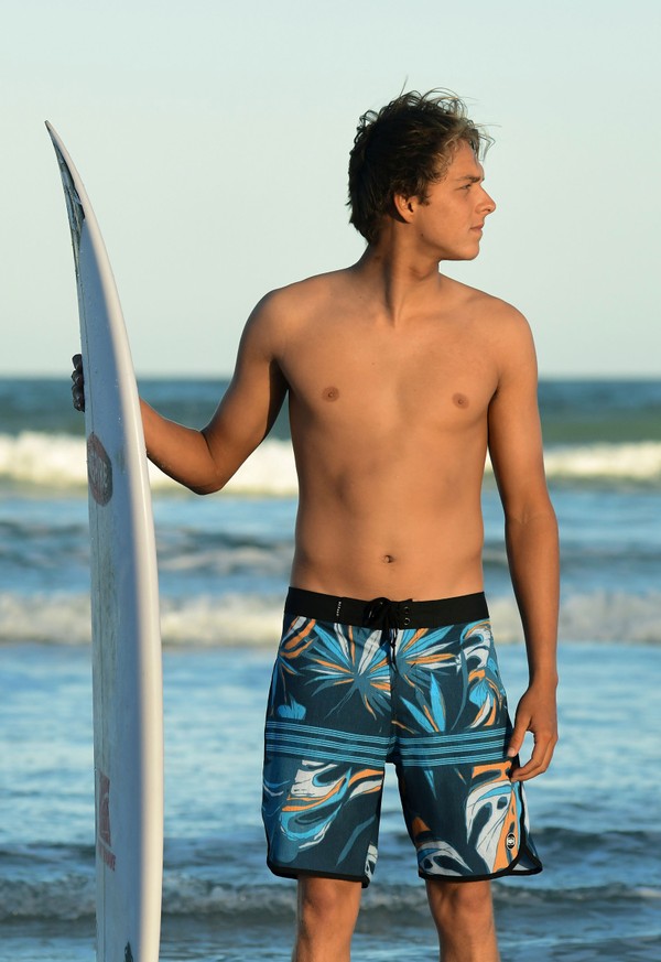 Foto do produto BERMUDA BOARDSHORT RETRÔ FOLHAS PERFORMANCE