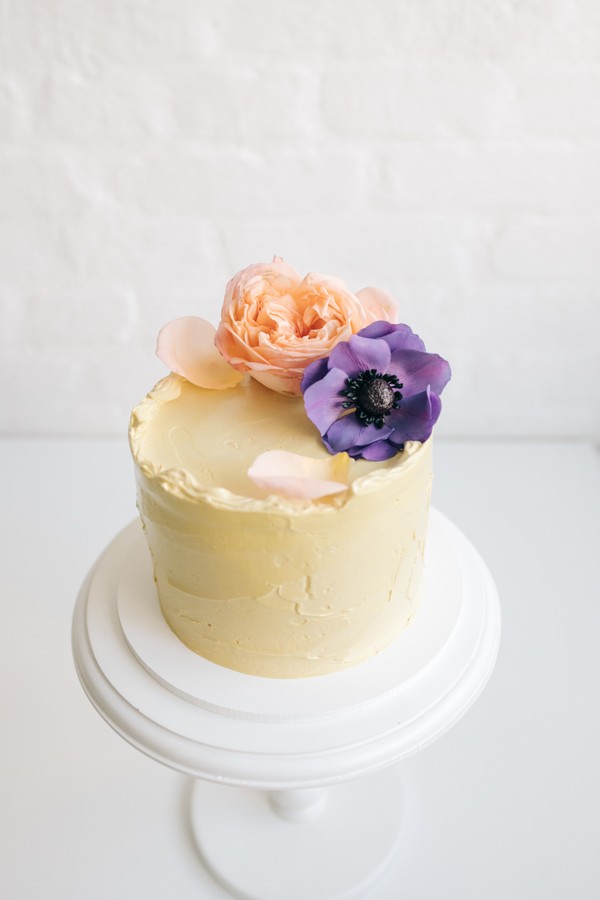 Foto do produto bolo anêmona e rosa inglêsa (amarelo)