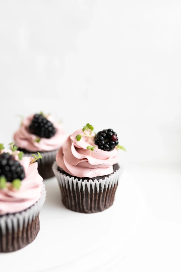 Foto do produto cupcakes frutas vermelhas (chocolate vegano)