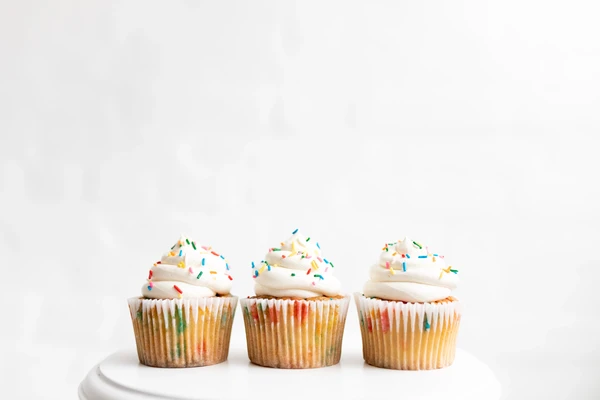 Foto do produto cupcakes  baunilha (sprinkles)