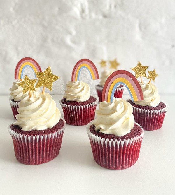 Foto do produto cupcakes arco-íris e estrelas