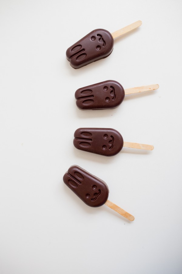 Foto do produto coelhinhos de chocolate - no palito