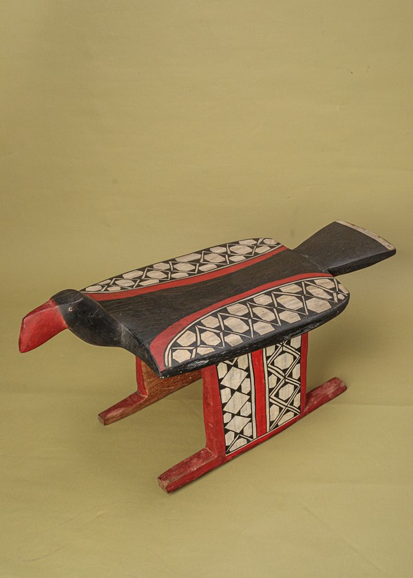 Foto do produto Banco Mehinako de madeira - Pássaro Mutum G