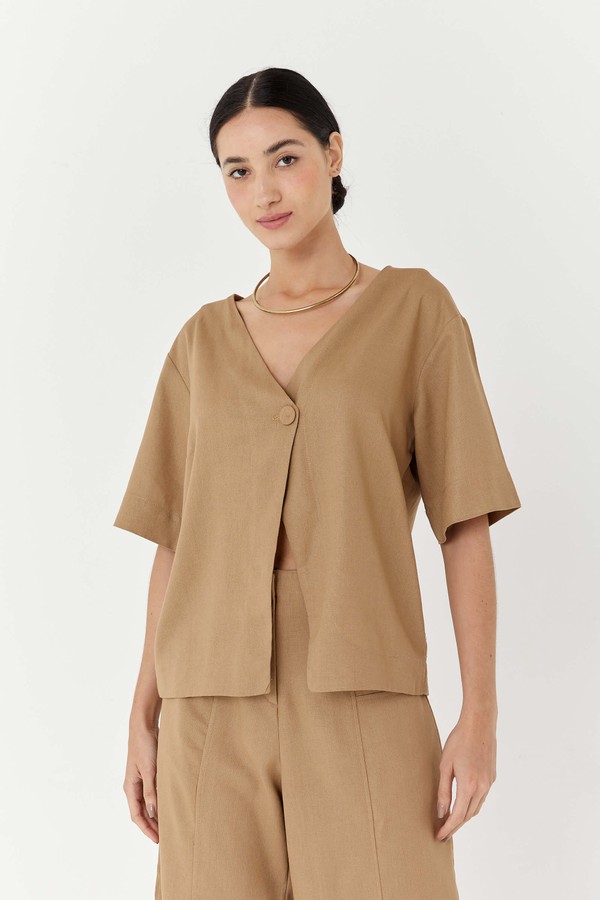 Foto do produto blusa manga curta, decote v e com botão forrado nuria