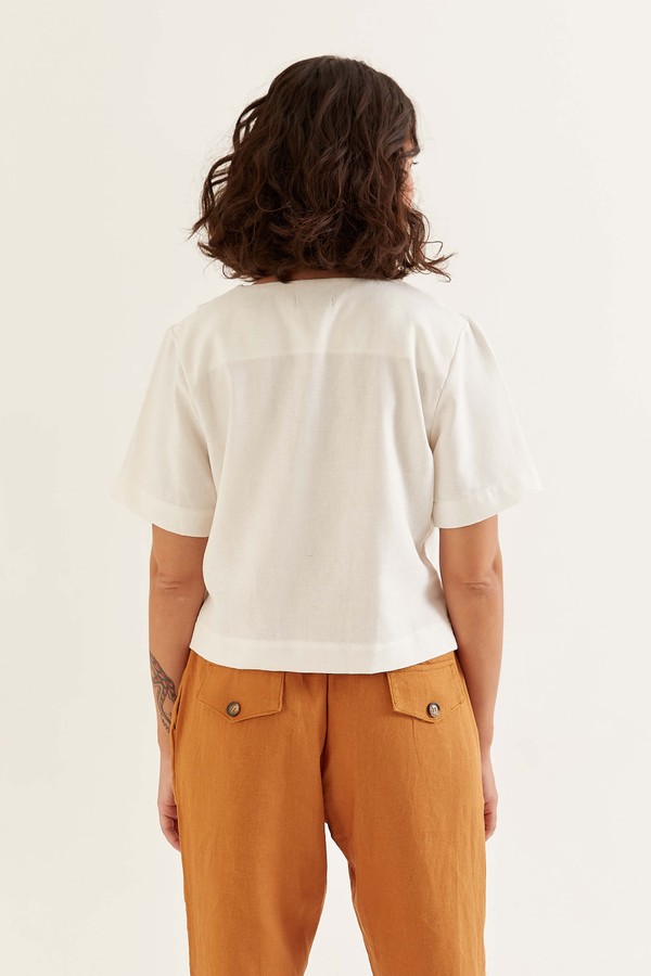 Foto do produto blusa tipo blazer cropped com botão forrado erica