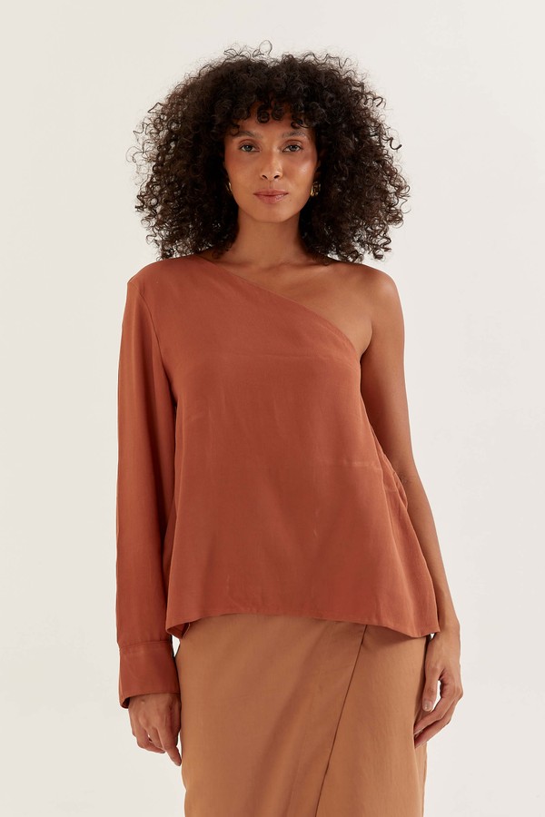 Foto do produto blusa de crepe de um ombro só e manga longa nivea