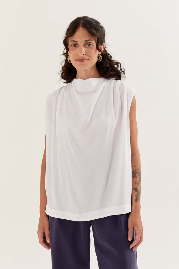 Foto do produto blusa sem mangas com decote degage eleonora
