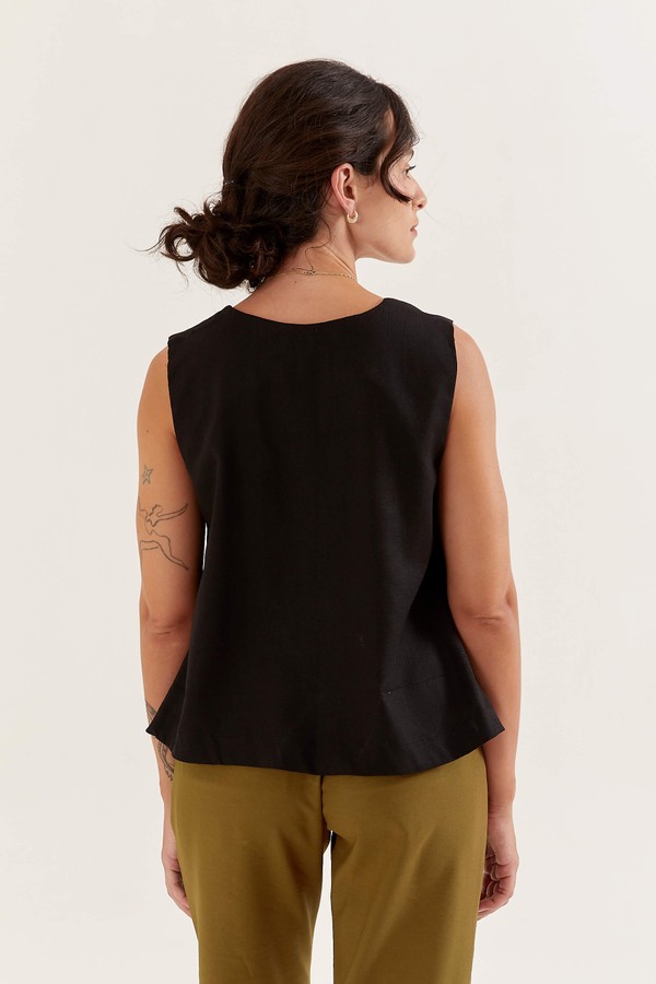 Foto do produto blusa evasê com alças largas e botões forrados lore