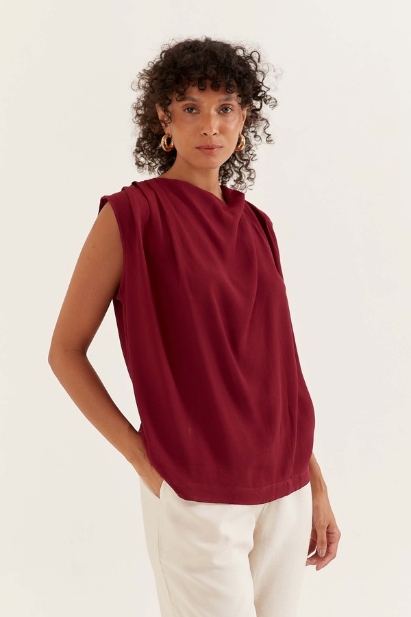 Foto do produto blusa sem mangas com decote degage eleonora