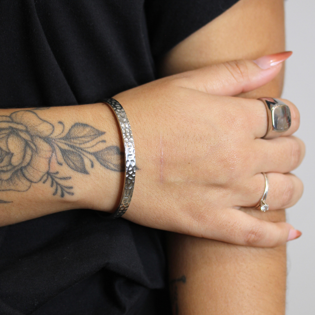 Bracelete Martelado em Aço