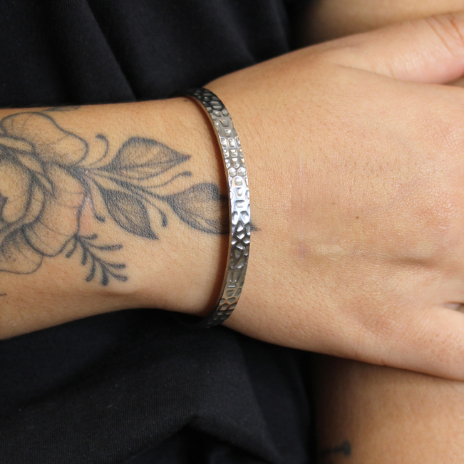 Bracelete Martelado em Aço