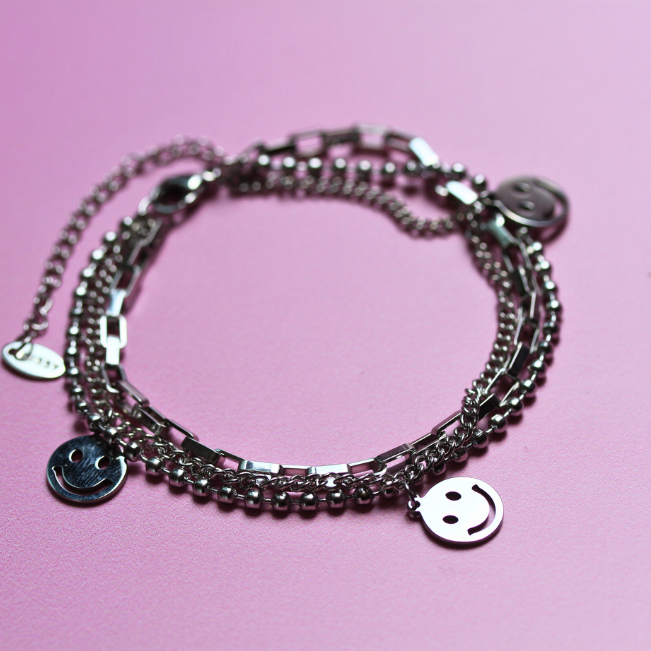Pulseira Tripla com Pingentes Smile em Aço