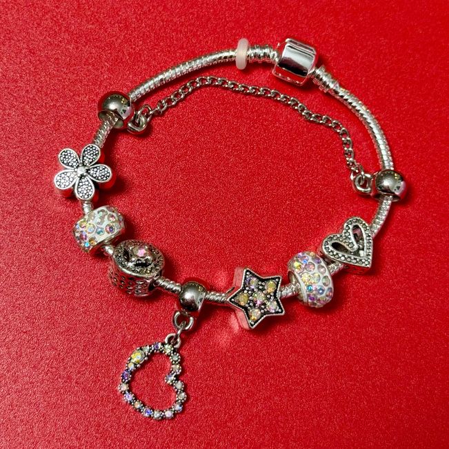 Pulseira Com Mix de Berloques 