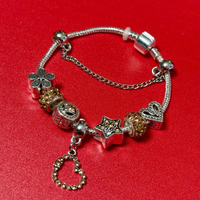 Pulseira Com Mix de Berloques 