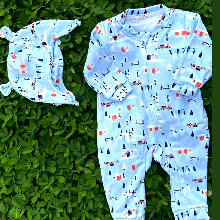 CONJUNTO PIJAMA BEBÊ MACACÃO AZUL E GORRO ESTAMPADO NEVE