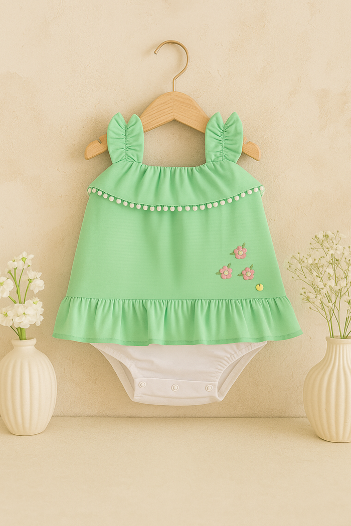 MACACÃO CURTO BEBÊ MENINA VERDE COM BORDADO FLORAL 