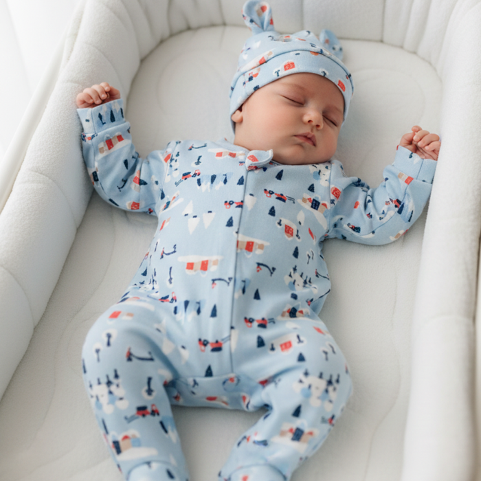 CONJUNTO PIJAMA BEBÊ MACACÃO AZUL E GORRO ESTAMPADO NEVE