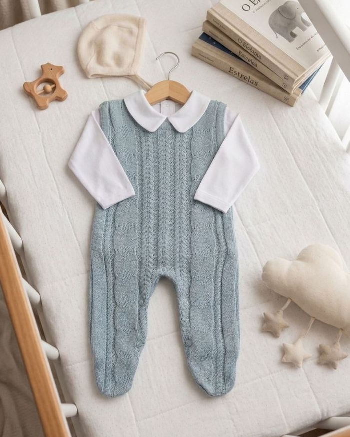 CONJUNTO BEBÊ BODY EM ALGODÃO COM JARDINEIRA EM TRICÔ AZUL SERENITY