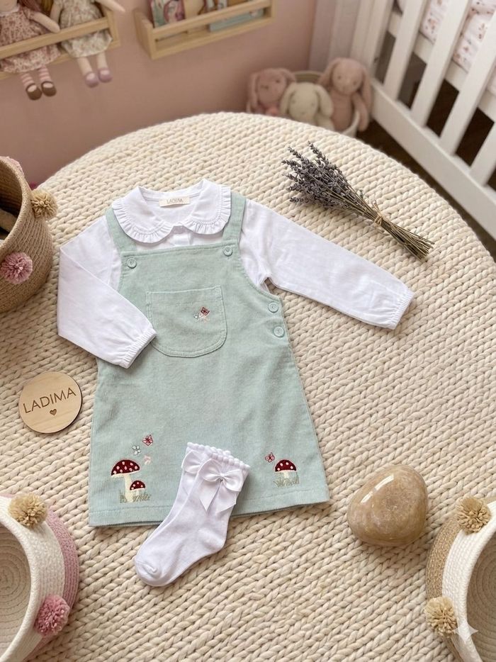 CONJUNTO INFANTIL MENINA JARDINEIRA COM BORDADOS DE COGUMELOS E BODY CAMISA