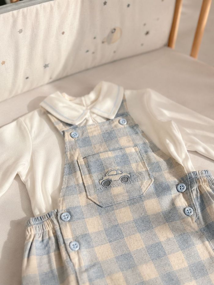 CONJUNTO INFANTIL MENINO BODY MANGA LONGA E JARDINEIRA CARRINHO