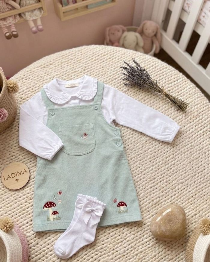 CONJUNTO BEBÊ MENINA JARDINEIRA COM BORDADOS DE COGUMELOS E BODY CAMISA