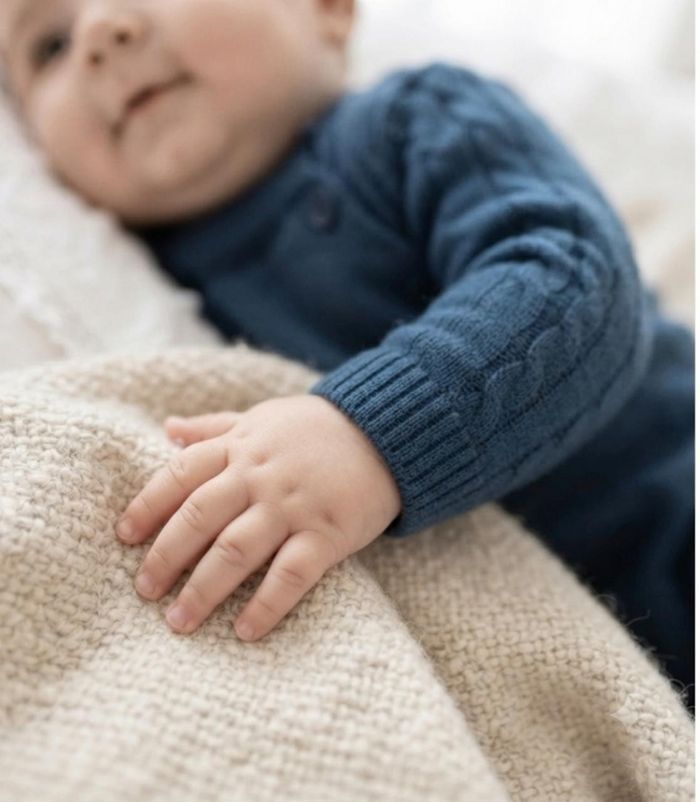 SAÍDA DE MATERNIDADE BEBÊ JARDINEIRA, CASAQUINHO E MANTA EM TRICÔ