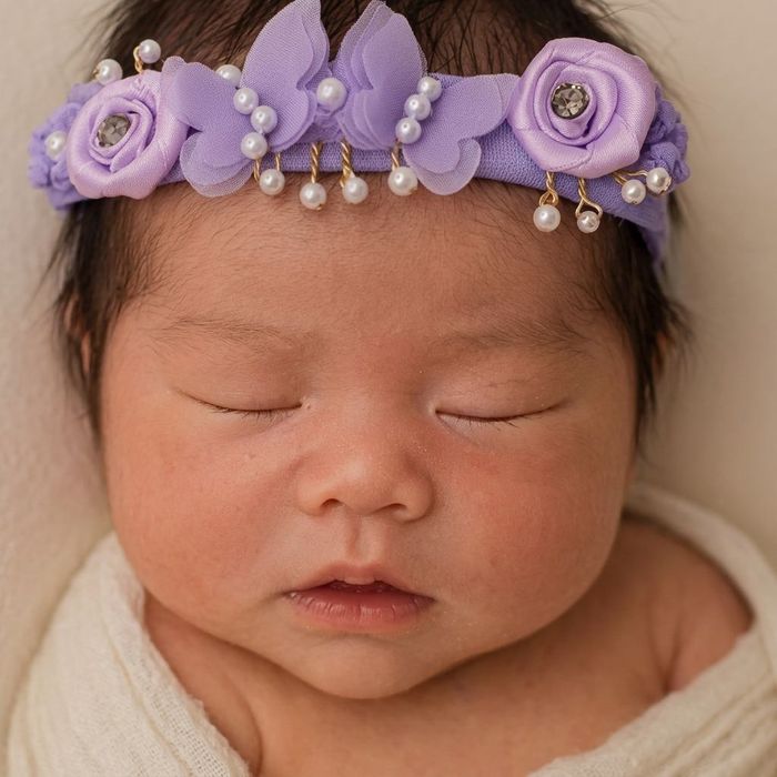 FAIXA DE CABELO BORBOLETA FLORES DE CETIM E PÉROLAS
