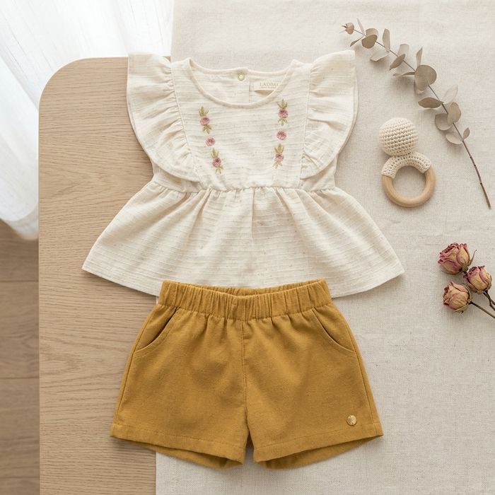 CONJUNTO BEBÊ MENINA BATA EM MALHA TEXTURIZADA E SHORTS 