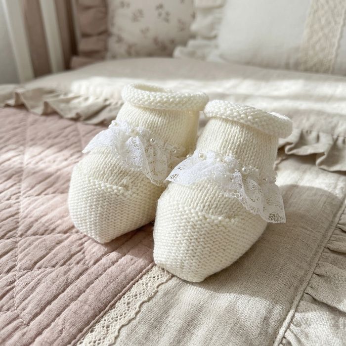 SAPATINHO BEBÊ OFF-WHITE COM RENDA E PÉROLAS