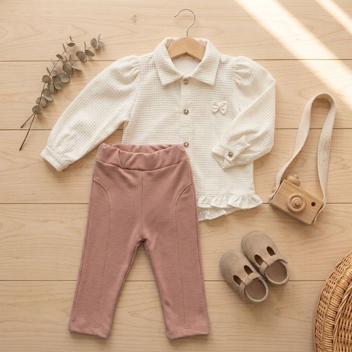 CONJUNTO CAMISETE DE BOTÃO COM BABADO E CALÇA ROSÊ