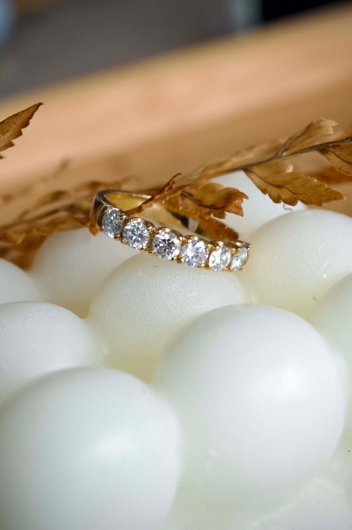 Meia aliança diamantes