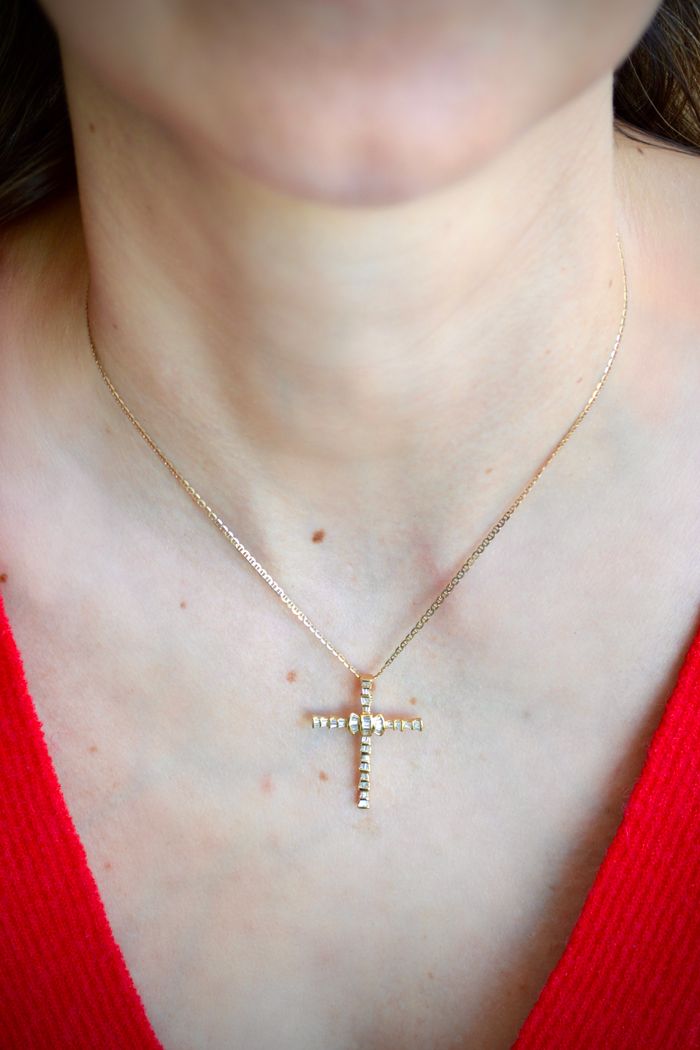 Colar crucifixo de diamantes baguetes