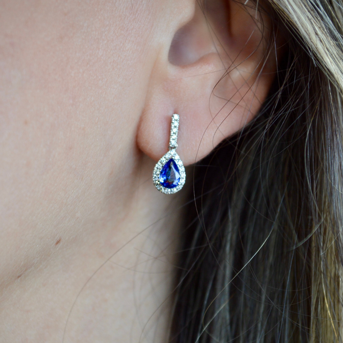 Brinco ouro branco com diamantes e safira