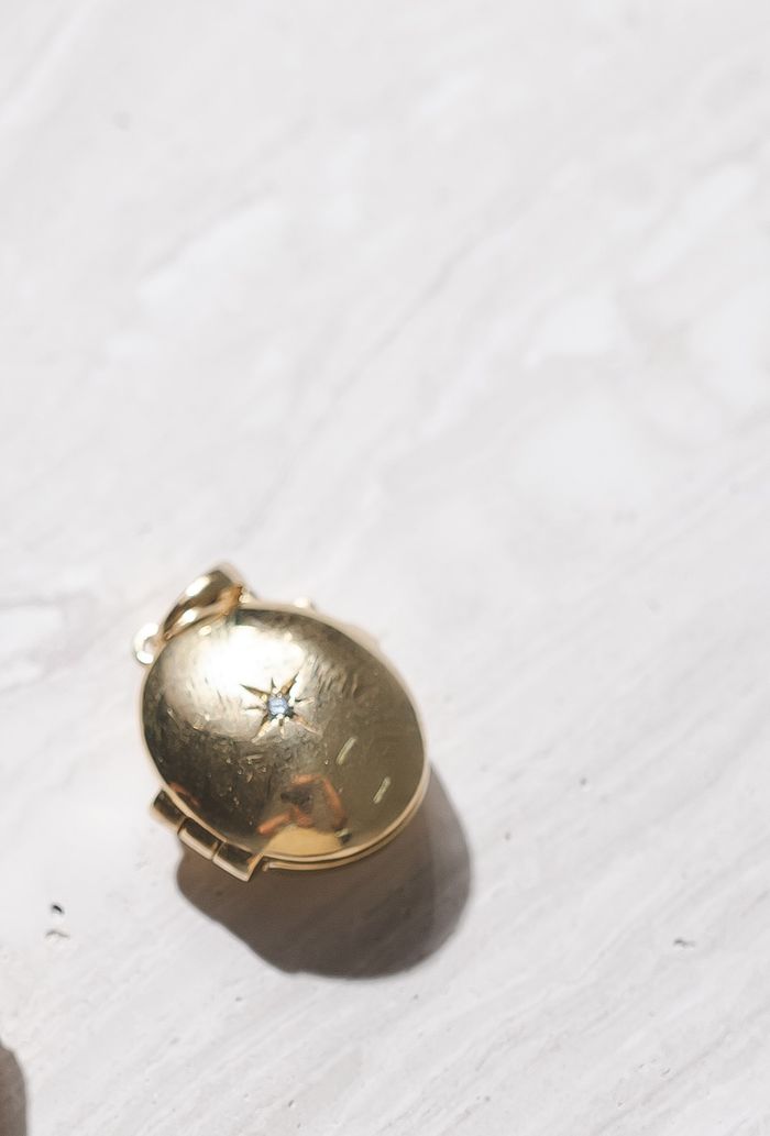 Relicário em ouro com brilhante