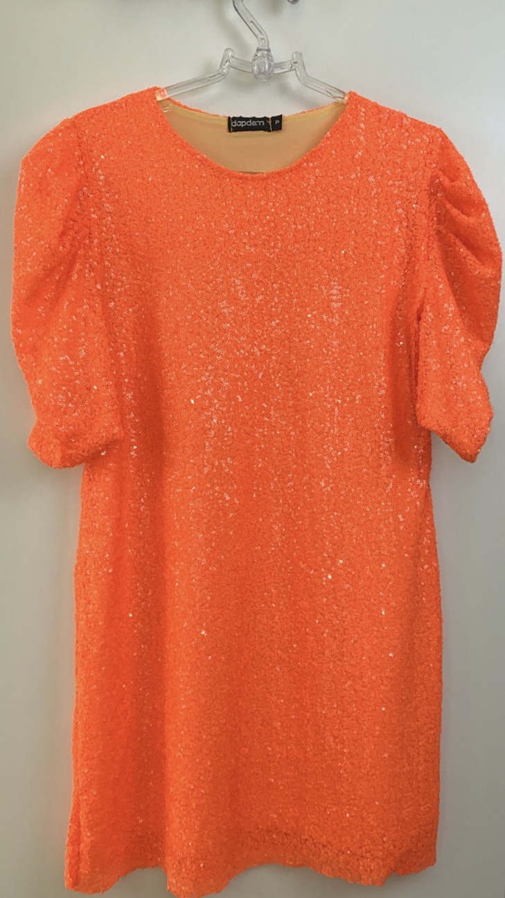 Vestido com manga bufante de paetês laranja 