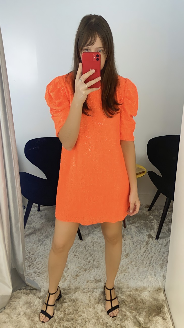 Vestido com manga bufante de paetês laranja 