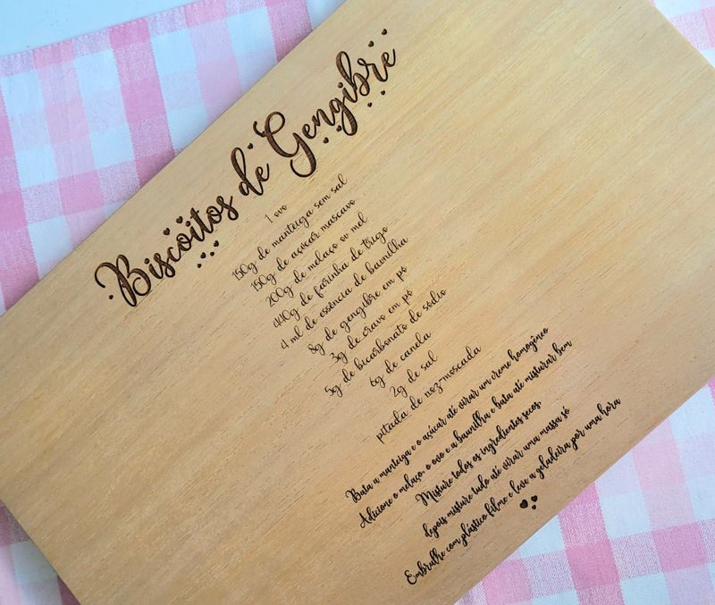 TÁBUA DE MADEIRA COM RECEITA BISCOITO GENGIBRE
